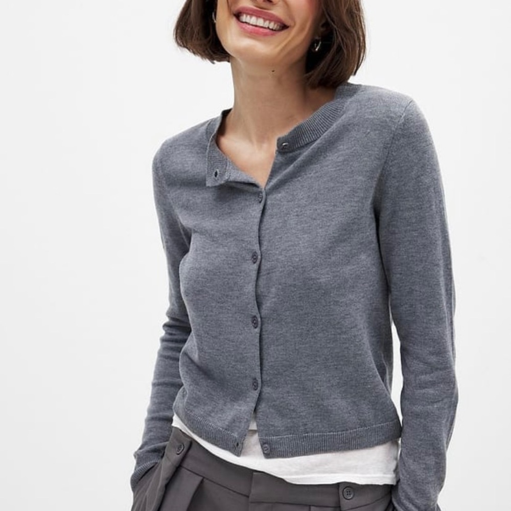 Gray Fitted Cardigan Sweater with Round Neckline